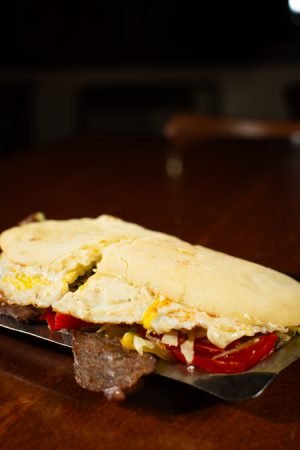Especial Pan, bife de lomo de ternera o pollo, chimichurri, queso, lechuga, tomate, aji, morrón, huevo y mayonesa casera